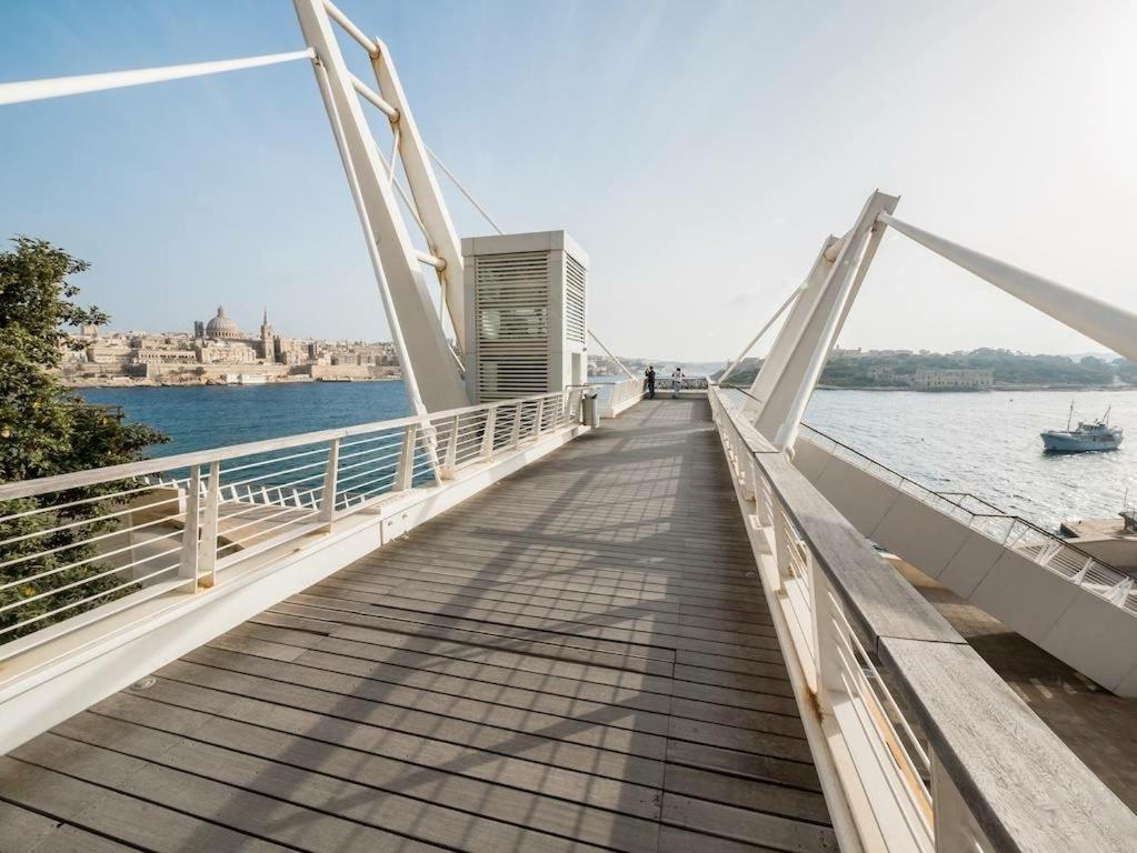 Prime Location Apartment With Side Seaviews Sliema Extérieur photo